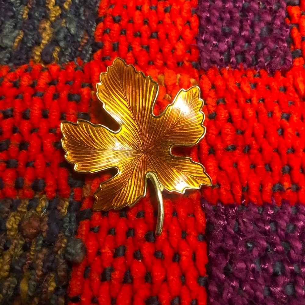Maple Leaf Brooch Ceramic front and Gold Back
